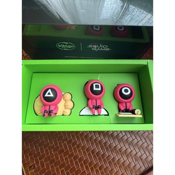 Squid Games Bibigo Pink Guard Figurine Set Of 3 With The Box - Picture 2 of 4